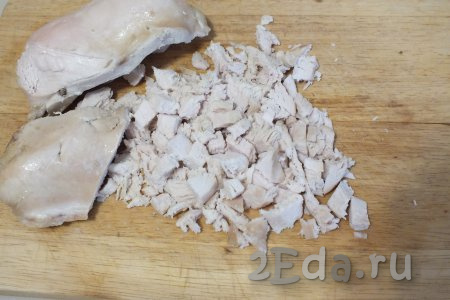 Остывшее куриное мясо нарежьте на небольшие кубики размером, примерно, 0,5 см на 0,5 см.