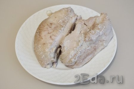Отваренное куриное филе переложите на тарелку и охладите, если есть кожа, удалите её.