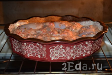 Ставим форму в холодную духовку (чтобы керамическая форма не лопнула), если вы запекаете в металлической форме, то можете предварительно разогреть духовку.