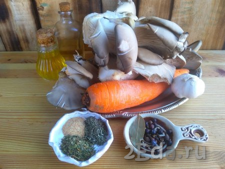 Подготовить ингредиенты для приготовления вешенок с морковью по-корейски.