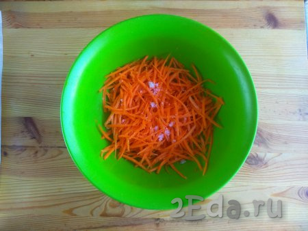 Морковь очистить от кожуры, натереть на тёрке для корейской моркови, выложить в миску, добавить соль и сахар.