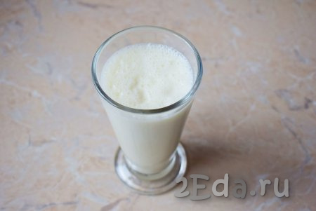 Готовый бананово-молочный коктейль разлейте в высокие стаканы и подавайте к столу.