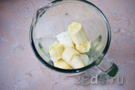 Переложите поломанный банан к мороженому в блендер, подлейте немного молока и хорошо взбейте. По желанию, можно добавить немного сахара.
