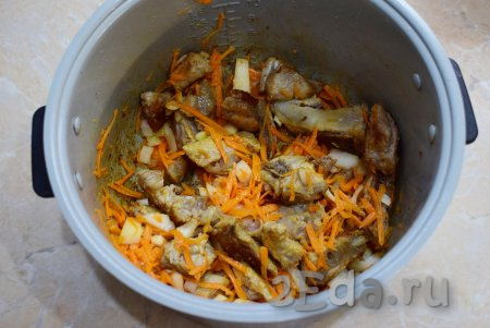 Когда кусочки свинины станут румяными со всех сторон, добавьте морковку с луком, перемешайте и обжаривайте минут 5-7, периодически помешивая и не закрывая крышку мультиварки.