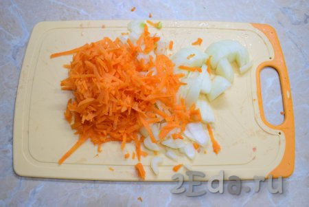 Пока мясо обжаривается, очистите лук и морковь. Лук мелко нарежьте, а морковь натрите на крупной тёрке.