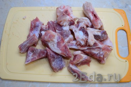 Для приготовления можно использовать любые части свинины. Я использую свинину с рёбрышками. Нарежьте мясо на небольшие кусочки.