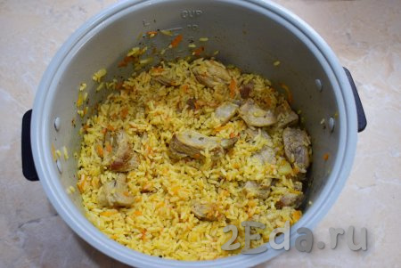 Свинина с рисом в мультиварке готова, перемешайте блюдо и подавайте к столу.