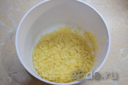 Рис промойте несколько раз в холодной воде. Затем всю лишнюю воду с него слейте.