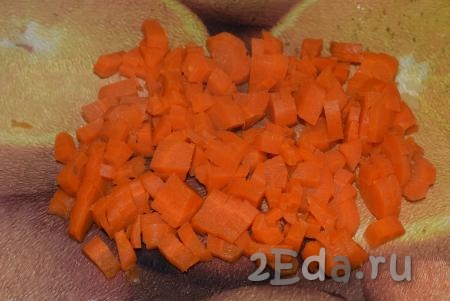 Картофель и морковь вымыть и, не очищая, полностью залить водой, варить, примерно, 25-30 минут с момента закипания на небольшом огне. Готовность овощей проверяем острым ножом - при прокалывании он должен легко входить и выходить из овощей. Вареные картошку и морковь охладить, очистить. Нарезать морковь мелкими кубиками.