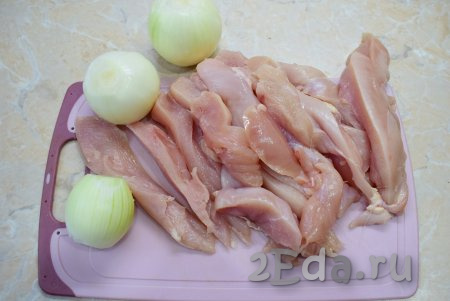 800 грамм куриного филе нарежьте на кусочки, чтобы они прошли через мясорубку. Лук очистите от шелухи и ополосните в холодной воде. 