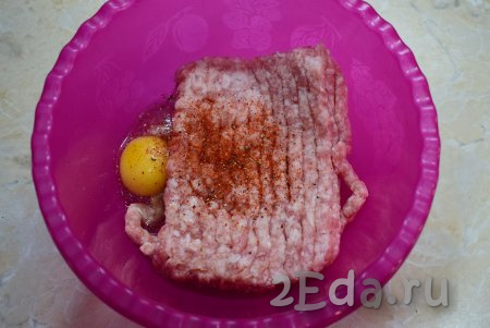 К фаршу (я использовала свиной фарш) добавьте яйцо, соль и специи.