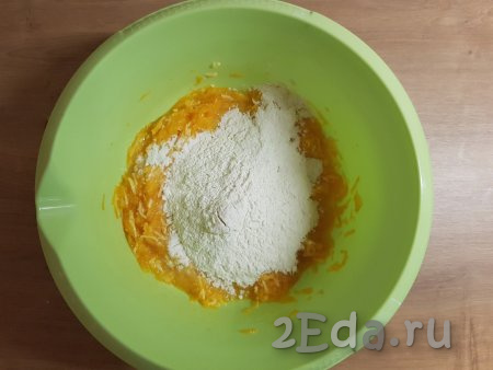 Тыкву, сыр, яйцо, растительное масло и соль перемешать до однородной массы. Затем добавить муку и разрыхлитель.