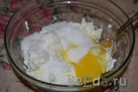 Пока песочное тесто охлаждается, подготовим творожную начинку для корзиночек. Для этого в миску кладём творог, добавляем ванилин, яйцо, сметану и сахар.