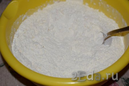 Для замешивания песочного теста насыпаем в миску муку, добавляем сахар, ванилин и соль, хорошо перемешиваем мучную смесь.