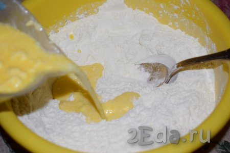 Выливаем молочно-маргариновую смесь в миску с мучной смесью.