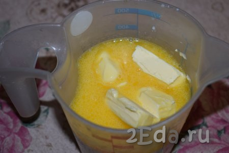 Молоко разогреваем до горячего состояния, кладём в него маргарин, ждём пару минут, чтобы маргарин размягчился.