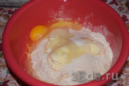 Далее добавляем сахар и вбиваем яйцо.