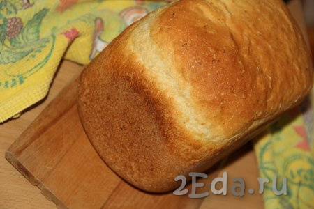 По звуковому сигналу достать хлеб из хлебопечки, немного остудить, а затем извлечь из ведёрка. Остудить кабачковый хлебушек на решётке.