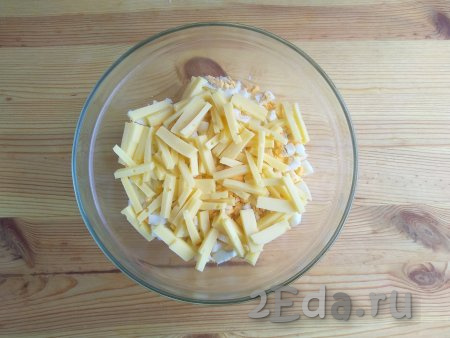 Сыр нарезать брусочками, выложить в миску с ананасами и яйцами.