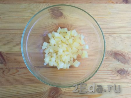 Кольца ананаса нарезать на мелкие кубики с размером стороны 0,8 см, выложить в миску.