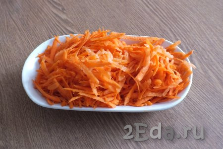Натрите на крупной тёрке очищенную морковь.