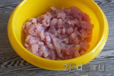 Куриное филе промойте, обсушите бумажным полотенцем. Нарежьте мясо как можно мельче (я нарезала на квадратики со стороной, примерно, 0,5 см), выложите в миску.