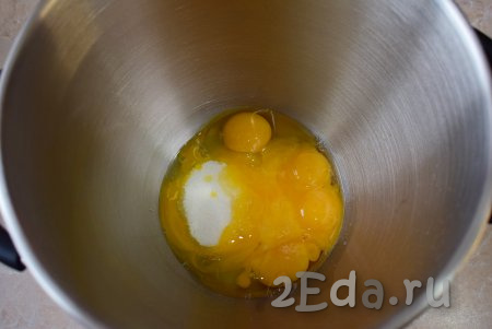 В чаше для взбивания соедините яйца с сахаром и взбивайте их на максимальной скорости миксера 3-5 минут, чтобы масса увеличилась в объёме, стала светлой, пышной пеной.