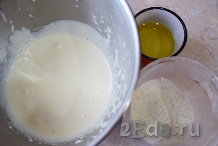 К взбитым яйцам, аккуратно и уверенно перемешивая венчиком, постепенно добавьте муку с содой и растительное масло.