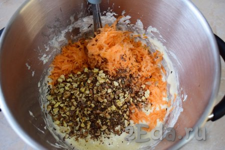 Затем добавьте в тесто подготовленную морковь и орехи, перемешайте, чтобы все ингредиенты равномерно распределились. Тесто должно получиться не очень густым.