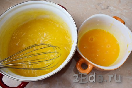 Перемешивая желтки венчиком, добавляйте к ним понемногу горячей апельсиновой смеси, хорошо перемешивая каждый раз венчиком до однородности. Получившуюся яично-апельсиновую смесь добавьте к апельсиновой смеси, оставшейся в кастрюльке (или ковшике), перемешайте и верните на огонь. При постоянном помешивании доведите апельсиновый курд на небольшом огне до густоты и появления первых пузырьков закипания.