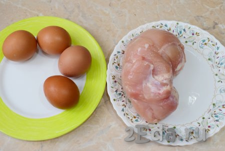 Для приготовления салата необходимо отварить яйца и куриное филе. Яйца проварите в кипящей воде в течение 7-8 минут, затем горячую воду слейте и охладите их в холодной воде. Куриное филе проварите в кипящей подсоленной воде 25-30 минут. Затем мясо полностью остудите.