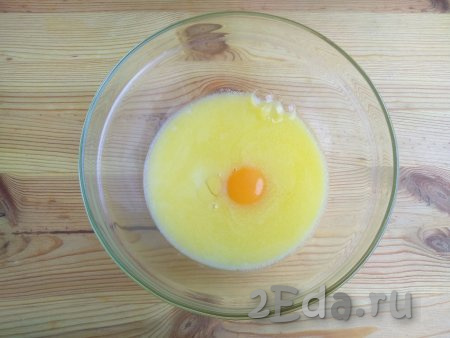 В растопленное масло влить молоко, добавить сырое яйцо, перемешать яично-молочную смесь до однородности с помощью венчика.