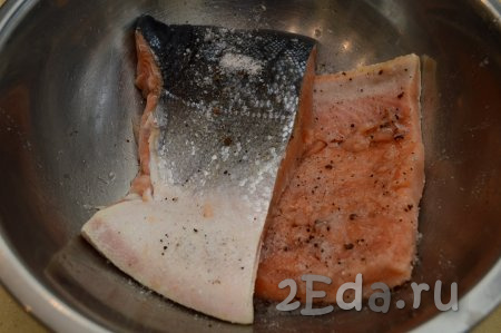 В глубокую миску выложите филе кижуча и посыпьте рыбку приготовленной смесью для засолки со всех сторон. Накройте миску с рыбой сверху тарелкой (или крышкой) и отправьте в холодильник минимум на сутки.