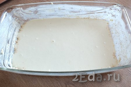 Возьмите форму для выпечки (я использовала прямоугольную форму размером 12 см на 24 см), смажьте её обильно сливочным маслом и обсыпьте панировочными сухарями (или манкой). Вылейте в форму 1/2 теста.