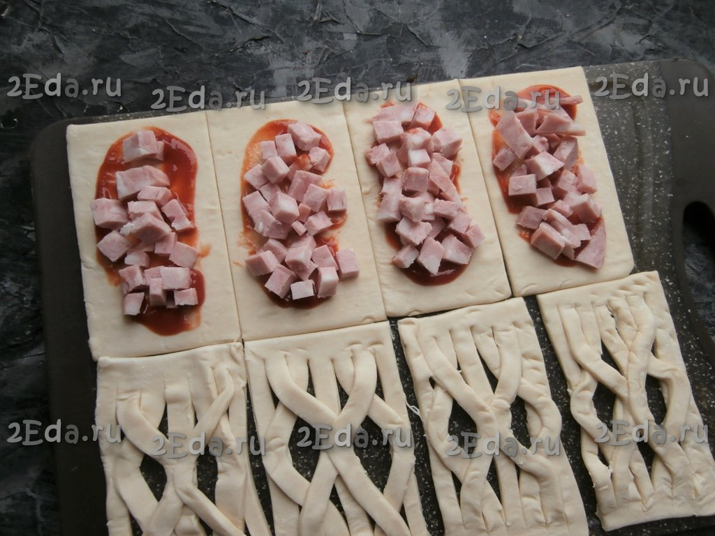 Вкусный открытый пирог из слоеного теста с колбасой и сыром