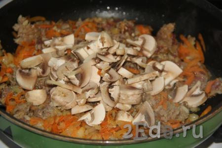 Шампиньоны промыть и нарезать на пластинки. Добавить грибы в сковороду к овощам и фаршу. Потушить 5 минут, не забывая иногда перемешивать.