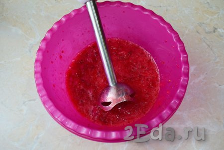 200 грамм свежих (или размороженных) ягод превратите в пюре с помощью погружного блендера. Если блендера нет, то можно размять ягоды вилкой или толкушкой.