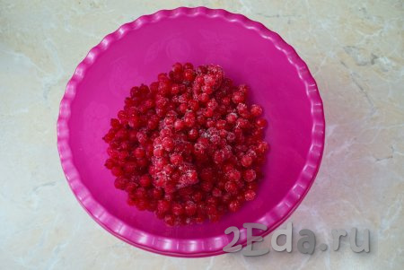 Для приготовления морса возьмите свежие или замороженные ягоды красной смородины. Отделите от веточек, если они есть. Если ягоды заморожены, дайте им оттаять при комнатной температуре (или разморозьте их в микроволновой печи).