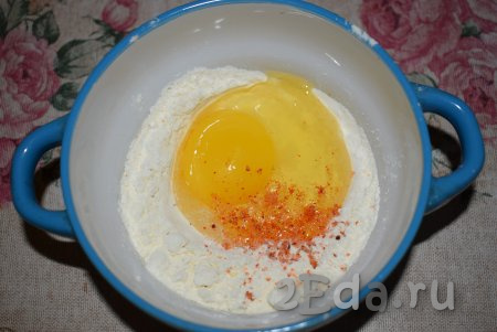 Пока маринуется филе, приготовим кляр. Для этого в глубокую миску насыпаем муку, добавляем яйцо и соль.