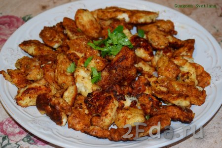 Кусочки куриного филе в кляре на сковороде