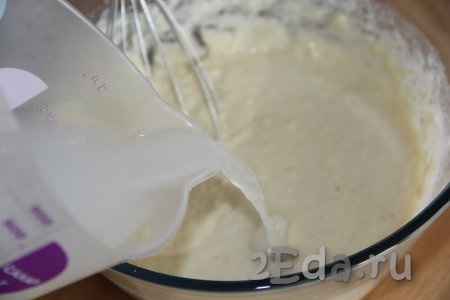 Влить в тесто крутой кипяток тонкой струйкой, одновременно перемешивая тесто венчиком.