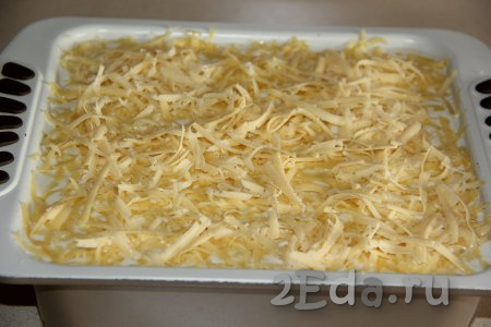 Сыр натереть на тёрке и выложить поверх соуса.