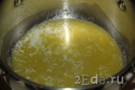Для приготовления соуса в сотейнике (или в кастрюле с толстым дном, или на сковороде) растопить сливочное масло на среднем огне, уменьшить огонь.