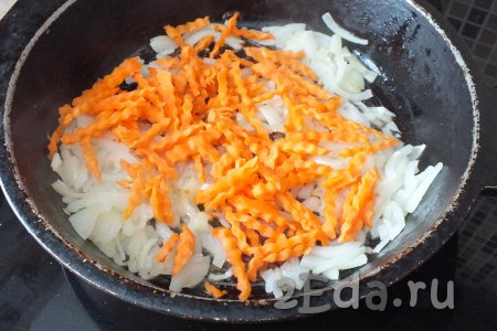Добавьте морковь и обжаривайте на умеренном огне 5 минут, помешивая.