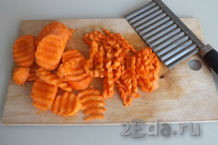 Морковь очистите и нарежьте средней соломкой длиной не более 4 см.