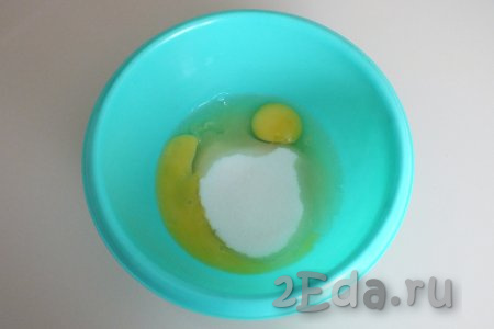 В миске соедините яйца и сахар, взбейте миксером в пышную массу.
