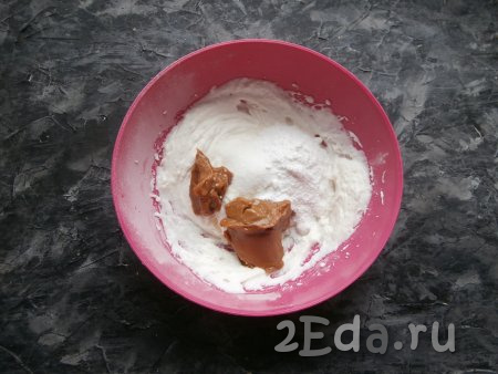 Взбить сметану миксером в течение 2-3 минут, пока она не станет достаточно густой, добавить варёное сгущённое молоко, ванильный сахар и сахарную пудру.