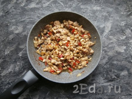 Содержимое сковороды обжарить на среднем огне в течение 6-8 минут (до готовности курицы и грибов), снять с огня и остудить начинку для слоек.