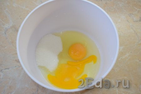Для приготовления блинного теста возьмите глубокую чашу, чтобы было удобно замешивать в ней тесто. Разбейте в неё яйца и добавьте сахар (можно добавить  от 3 до 4 столовых ложек сахара - ориентируйтесь по своему вкусу).
