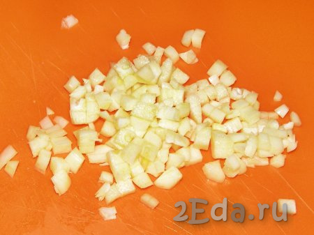 Очищенные зубчики чеснока нарезаем маленькими кубиками. Чеснок лучше не измельчать через пресс, так как при обжаривании он может подгореть, что испортит вкус супа.